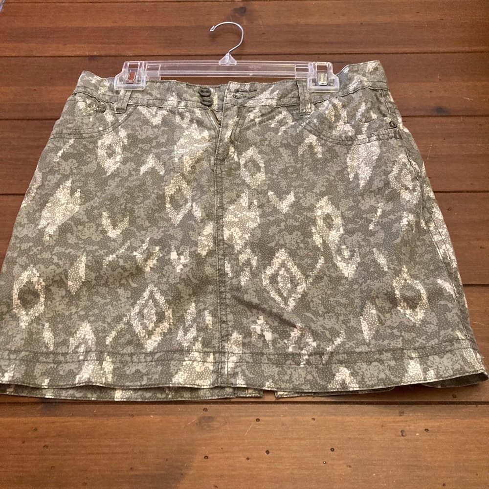 Skort (combination of skirt with shorts underneath) So stylish and practical!